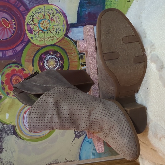 Fergulicious SZ 9.5 Bonus Suede Heeled Booties, Brown Almond - Back Zip - Picture 5 of 10